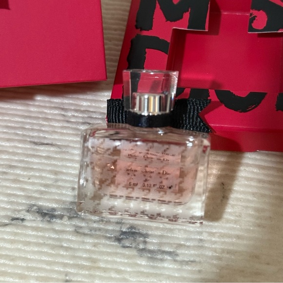 Miss Dior Essence Mini 5 ML Dabber In Limited Edition Display Case - Picture 11 of 13